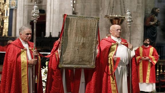 Exhibición del Santo Sudario, el paño que, según la tradición, cubrió la cara de Jesucristo tras la crucifixión, durante la tradicional misa mayor de San Mateo en la Catedral