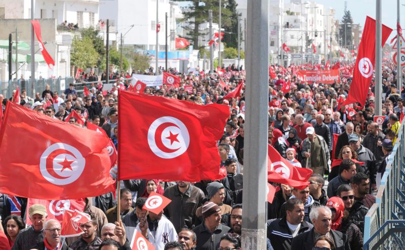 Miles de manifestantes, por las calles de Túnez.