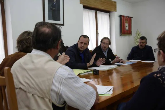 El alcalde y el teniente de alcalde de Cabrales, frente a los representantes socialistas durante la sesión plenaria de ayer en Carreña . 