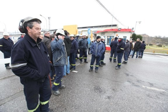 Una de las concentraciones de los trabajadores de Jofrasa ante la entrada principal de Alcoa. 
