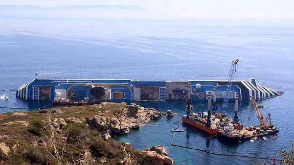 El Costa Concordia durante las tareas para reflotarlo en 2012. 