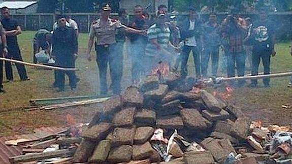 Un pueblo indonesio se coloca con marihuana por culpa de la policía