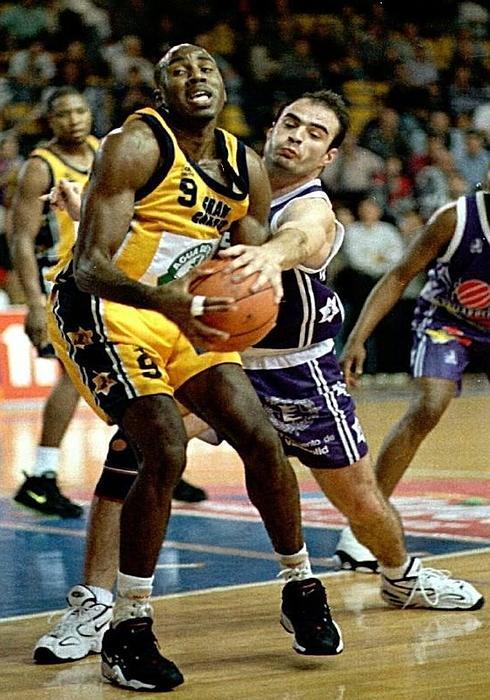 Lalo García, con la camiseta del Valladolid, en un partido de liga en 1998. 