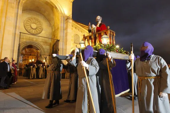 Mujeres de la Santa Vera Cruz portan el paso de las Lágrimas de San Pedro al inicio de la procesión. Le sigue, portado por hombres, La Flagelación.  