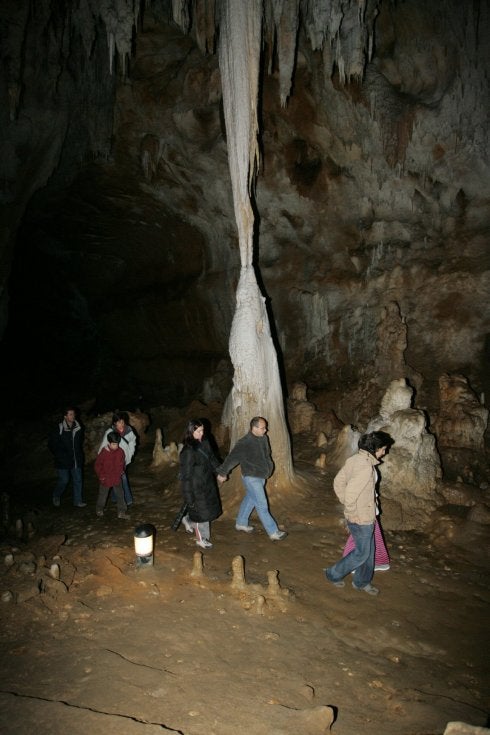 Un grupo de visitantes en el interior de la cueva. 