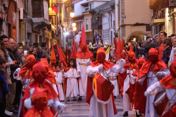 Cofrades de todas las edades se entremezclan con el público que se agolpaba ayer en la calle de Rivero para ver el paso de la procesión. 