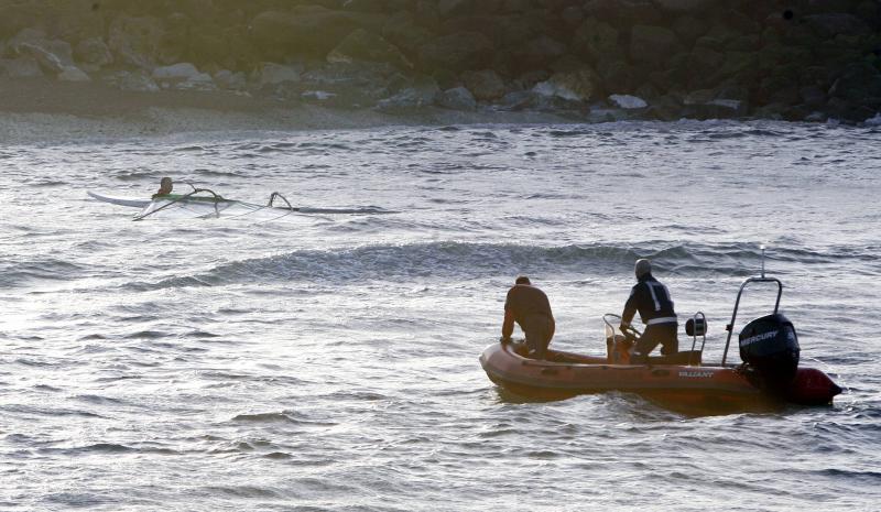 Momento en el que el deportista es rescatado. 