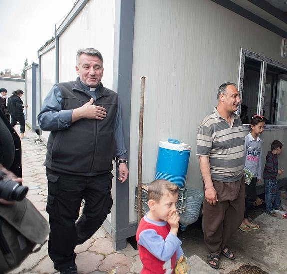 El padre Douglas Bazi ha sobrevivido a dos atentados, tiene acogidas a 110 familias en su parroquia.