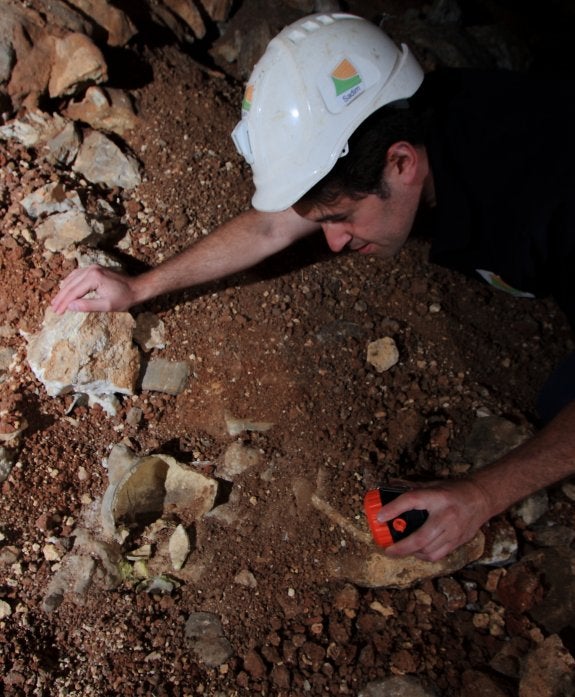 Hallazgo de un cráneo de la Edad de Bronce en una cueva ubicada en la provincia de Cuenca. 