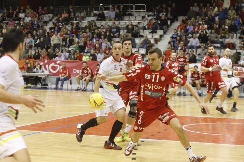 Pellitero controla el balón ante el gijonés Ancizu, con Río atento al fondo, en el partido del pasado miércoles ante el Huesca. 