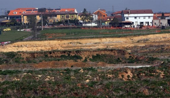 Zonas verdes que delimitan el polígono de Bobes con la zona residencial. 