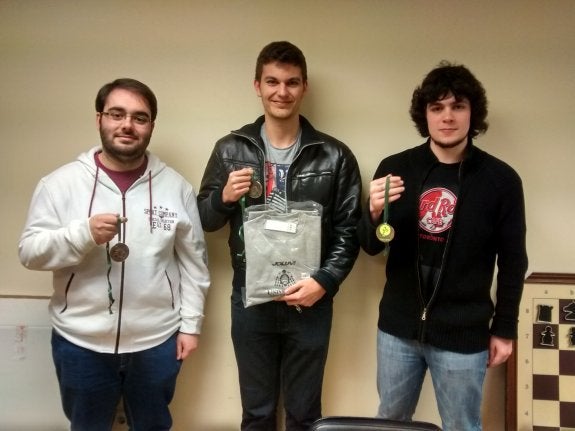 Marcos Caso, Juan Acosta y Saúl Pérez, podio del Campeonato de Asturias universitario. 