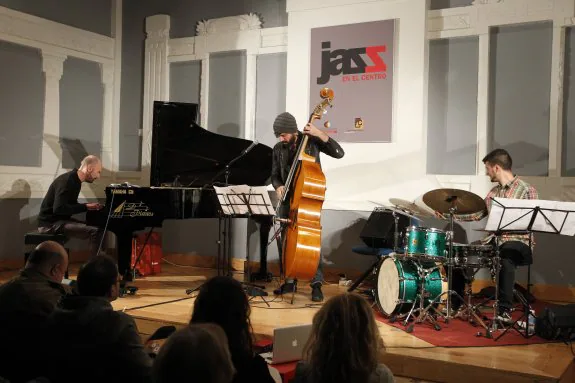 Sesión de jazz con César Latorre Trío