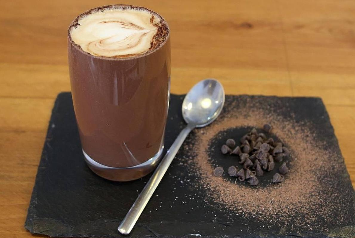 Chocolate con Nutella. Café espresso (Puede ser descafeinado), nutella y crema de leche, complementado con cacao espolvoreado.
