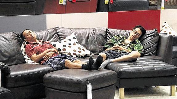 Los clientes chinos de Ikea no dudaban en echarse a dormir en cualquier sofá o cama.