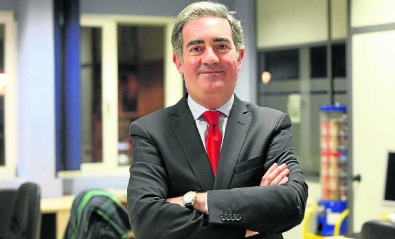 Carlos Rodríguez de la Torre, en la Redacción de LA VOZ DE AVILÉS. 