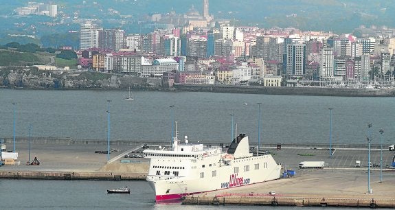 El 'Norman Asturias', atracado en los muelles de La Osa, en julio de 2012, cuando prestaba el servicio de la autopista del mar .