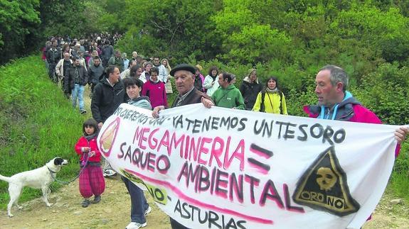 Manifestación contra la mina de oro de Salave, en mayo de 2013. 