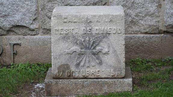 Monolito de la Gesta de Oviedo con el yugo y las flechas, uno de los símbolos franquistas que permanecen visibles en la ciudad. 