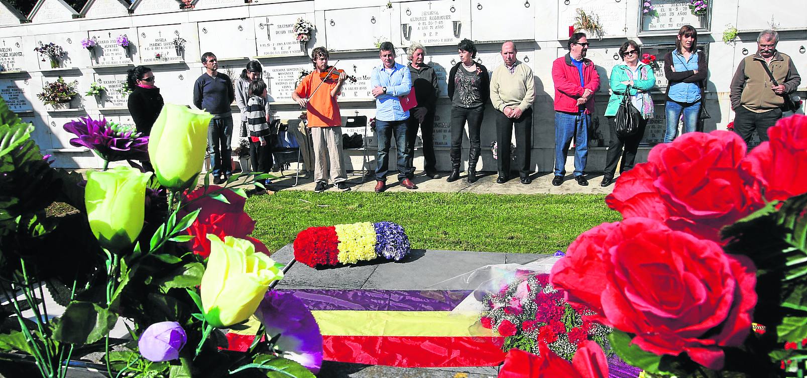 El cementerio de Cayés acogió la ofrenda floral a los fusilados en Los Peñones durante la dictadura.
