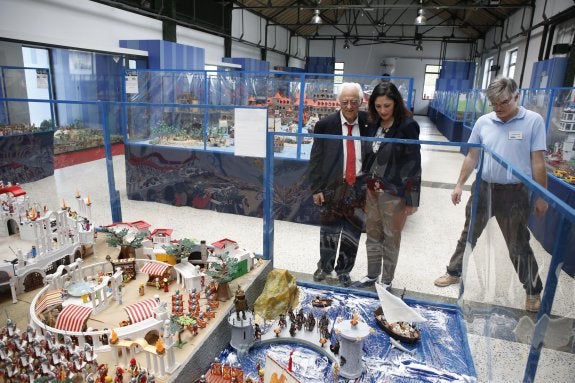 El padre Ángel, junto a la responsable de la exposición en El Trabanquín. 