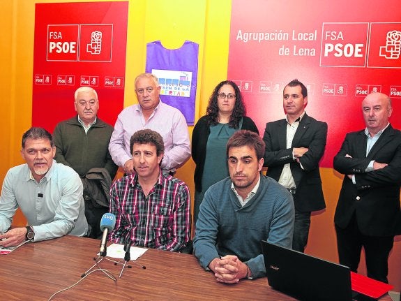 De izquierda a derecha, Fernández Natal, Jesús Gutiérrez y Daniel Bayón. De pie, José Ramón García, Jesús Álvarez Barbao, Monsterrat Rodríguez, David Moreno y José Antonio Muñiz.