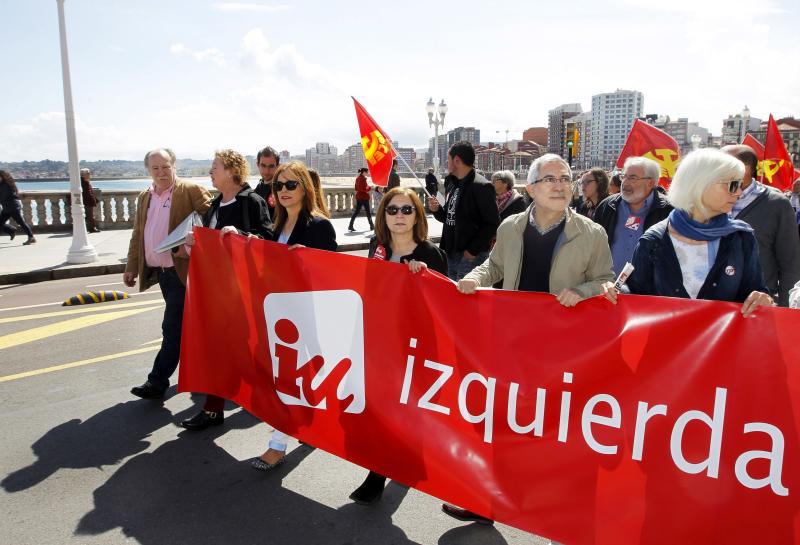 Miles de personas participaron hoy, entre ellas el candidato de IU Asturias a la Presidencia del Principado, Gaspar Llamazares (2d), convocados por la plataforma "Asturias No a los Tratados de Libre Comercio" en una manifestación en Gijón dentro de una jornada de movilización internacional.