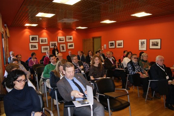 En primer término, María Azcona y Rafael Sánchez, ayer, entre los asistentes al encuentro. 