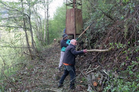 Sextaferia para arreglar una senda en Turón