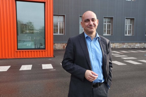 Nicolás de Abajo delante del  Centro de I+D Global de ArcelorMittal en Asturias, situado en la avenida de Gijón. 
