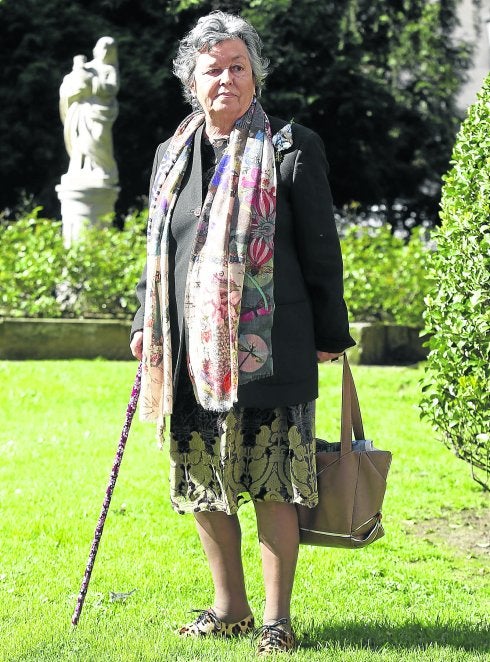 La cronista oficial de Oviedo, en el jardín de la Escuela de Minas. 