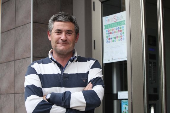 Ángel Fernández, presidente de Castricom, en la academia que regenta en Salinas. 