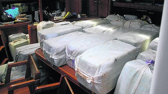 Los 80 fardos con las 2,5 toneladas de cocaína prácticamente llenaban el interior del velero