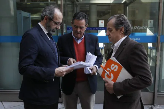 El candidato de Ciudadanos, Nicanor García, a la derecha, acompañado por Francisco Gambarte, a la izquierda, y Guillermo Díaz Bermejo, en el centro, ambos integrantes de la organización, ayer, en el momento de presentar las candidaturas electorales. 