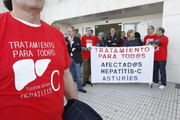 Concentración en Cabueñes de afectados de hepatitis C, con Aurelio Martín, candidato a la Alcaldía por IU. 