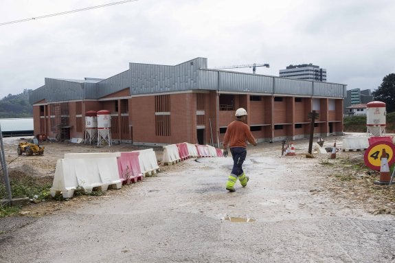 Las obras del polideportivo de La Pola están pendientes de una modificación de crédito. 