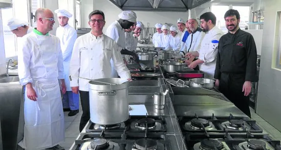 Los cocineros invitados por Villas Marineras con los alumnos de la Escuela de Hostelería de Llanes. 