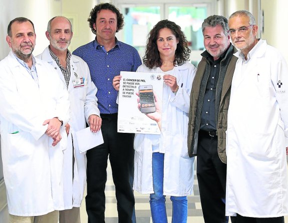 De izquierda a derecha, Francisco Vázquez, Santiago Gómez, Rodolfo Montoya, Cayetana Maldonado, Miguel del Valle y Miguel Rodríguez, con el cartel de la campaña preventiva del cáncer de piel.