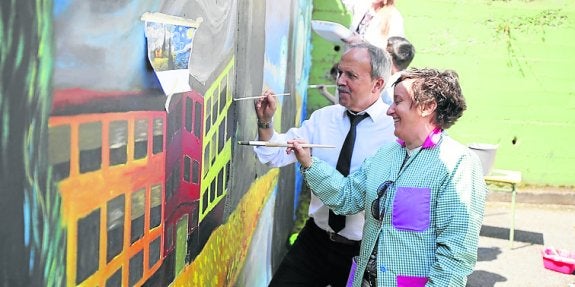 La alcaldesa y el director participaron en el mural. :: J. C. ROMÁN