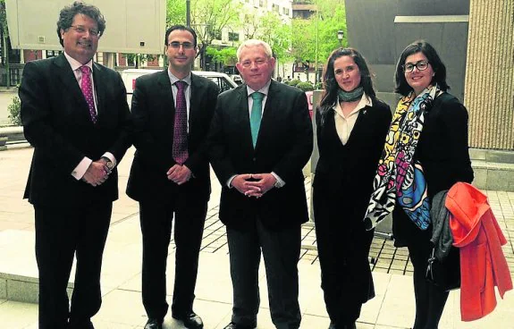 Los representantes ribadedenses junto al embajador de Chile en España y su equipo, ayer en Madrid.