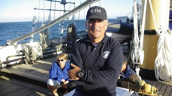 Fermín Rodríguez, a bordo del 'Creoula', en una de las últimas expediciones de la Universidad Itinerante de la Mar.