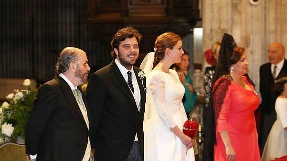 El pintor Hugo Fontela contrajo ayer matrimonio con Carmen Figaredo en la Catedral de Oviedo