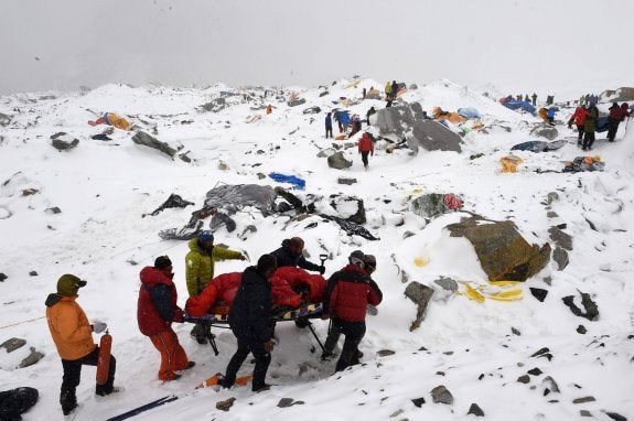 Los montañeros utilizan camillas improvisadas para evacuar heridos del campamento base. 