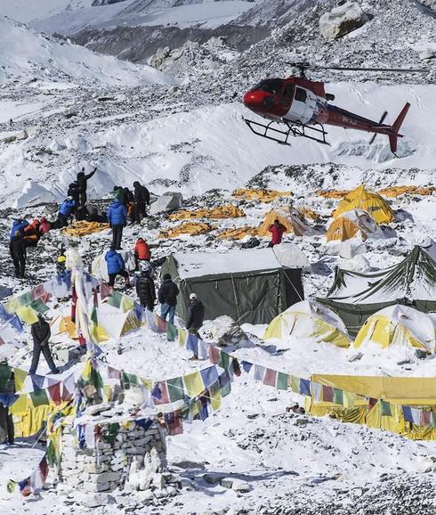 No hay helicópteros para todos en la cima del mundo