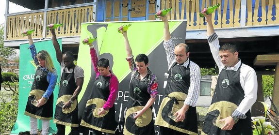 Los campeones Natalia Menéndez, Salvador Ondó, Loreto García, Susana Ovín, Pablo Costales y Félix de la Fuente escancian un culín ante la panera del Jardín Botánico, durante la presentación del campeonato. 