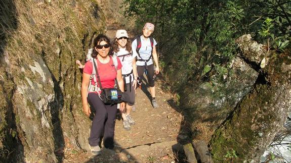 Rosa Fernández y dos compañeras de escalada, en una ruta.