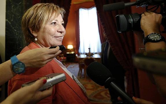 Celia Villalobos despide a Llamazares con elogios y dice que le echarán de menos