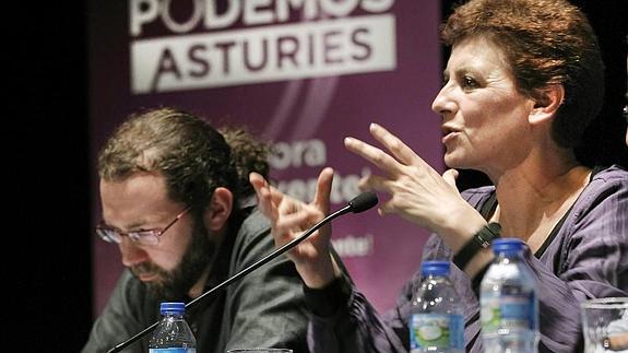 La integrante de la candidatura municipal de Somos Oviedo, Ángeles Caso y el cabeza de lista de Podemos Asturias, Emilio León, durante el acto organizado en el Auditorio de Siero, para tratar los casos de corrupción.