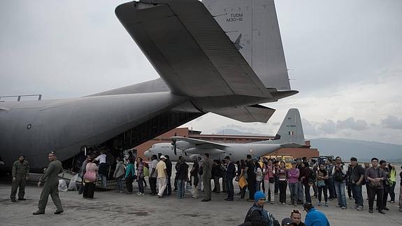 Llega a España el primer asturiano afectado por el terremoto de Nepal