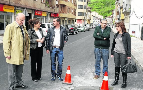 Belén Fernández charla con David Moreno en presencia de Pereiro, ayer en Cabañaquinta. 